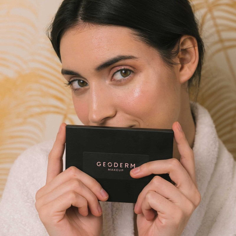 Woman holding eyeshadow palette case sweet dessert color