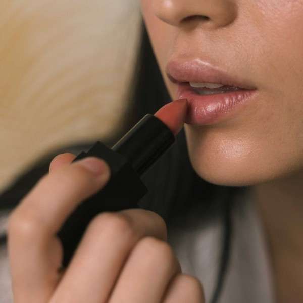 Sensuales labios siendo pintados con pintalabios color ibiza nude