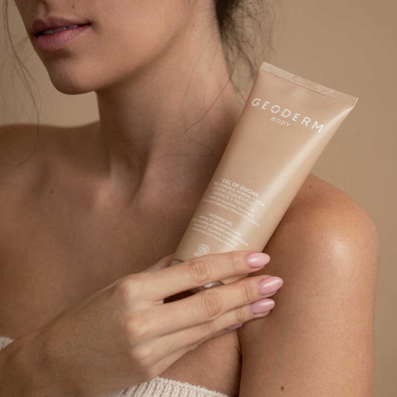 chica sosteniendo Gel de Ducha  (Orgánico, Bio y Vegano)
