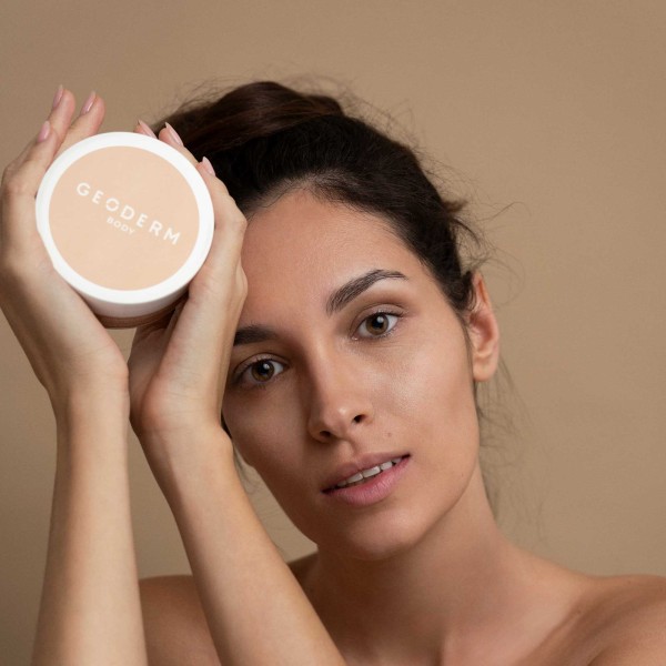Chica sosteniendo Crema Hidratación Profunda (Orgánica, Bio y Vegana)