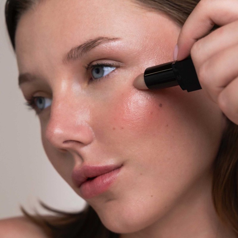 chica joven utilizando Iluminador rosa intenso (Orgánico y Bio)